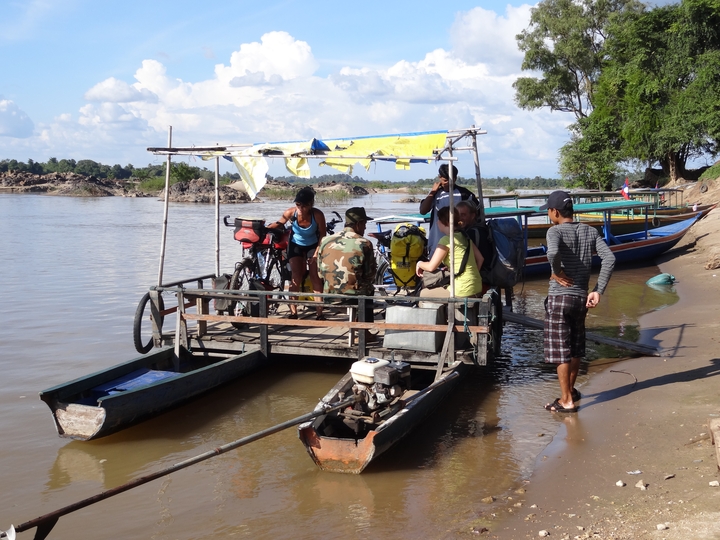 Mit Barkenfaehre über den Mekong - Laos